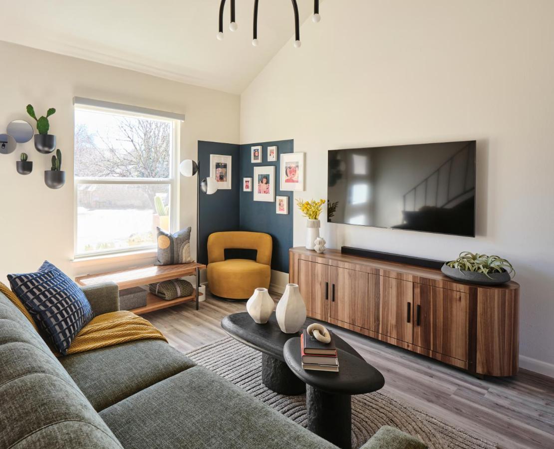 Midcentury Couples Designer Loft - Casa Tuya Apartment Austin Exterior photo