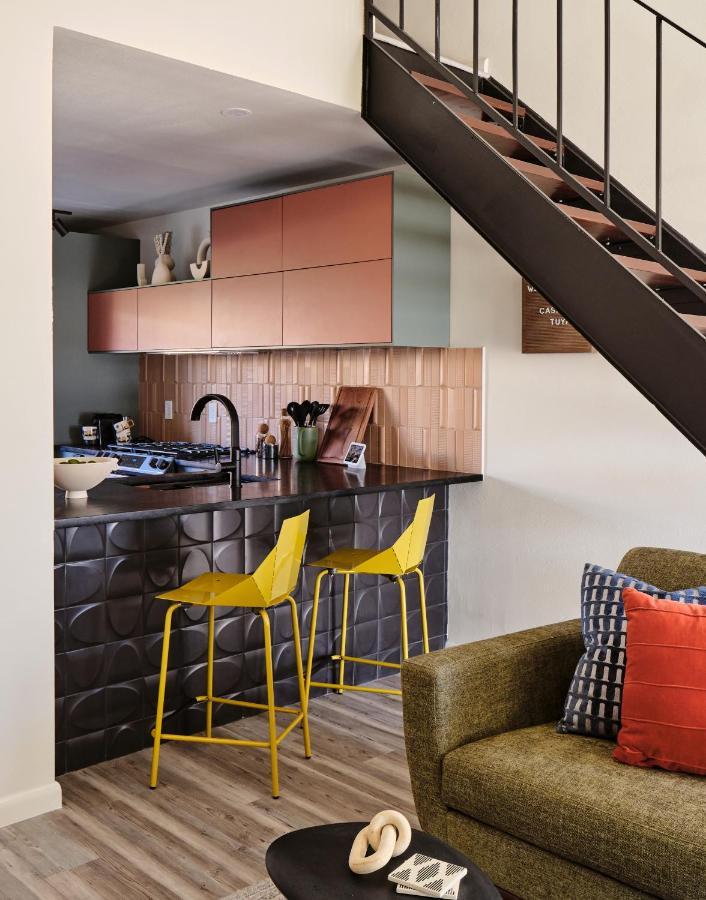Midcentury Couples Designer Loft - Casa Tuya Apartment Austin Exterior photo