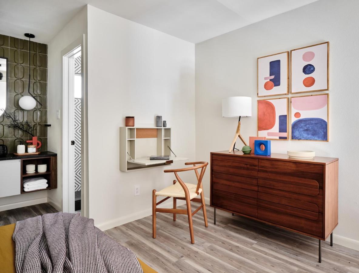 Midcentury Couples Designer Loft - Casa Tuya Apartment Austin Exterior photo